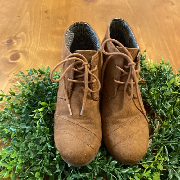 Bongo Ankle Boots - Picture 2 of 11